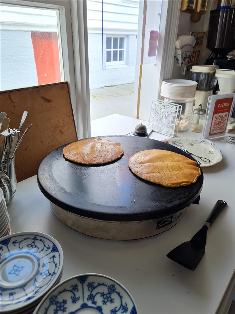 Lapper i vindu på verdens minste kafe - Klikk for stort bilde