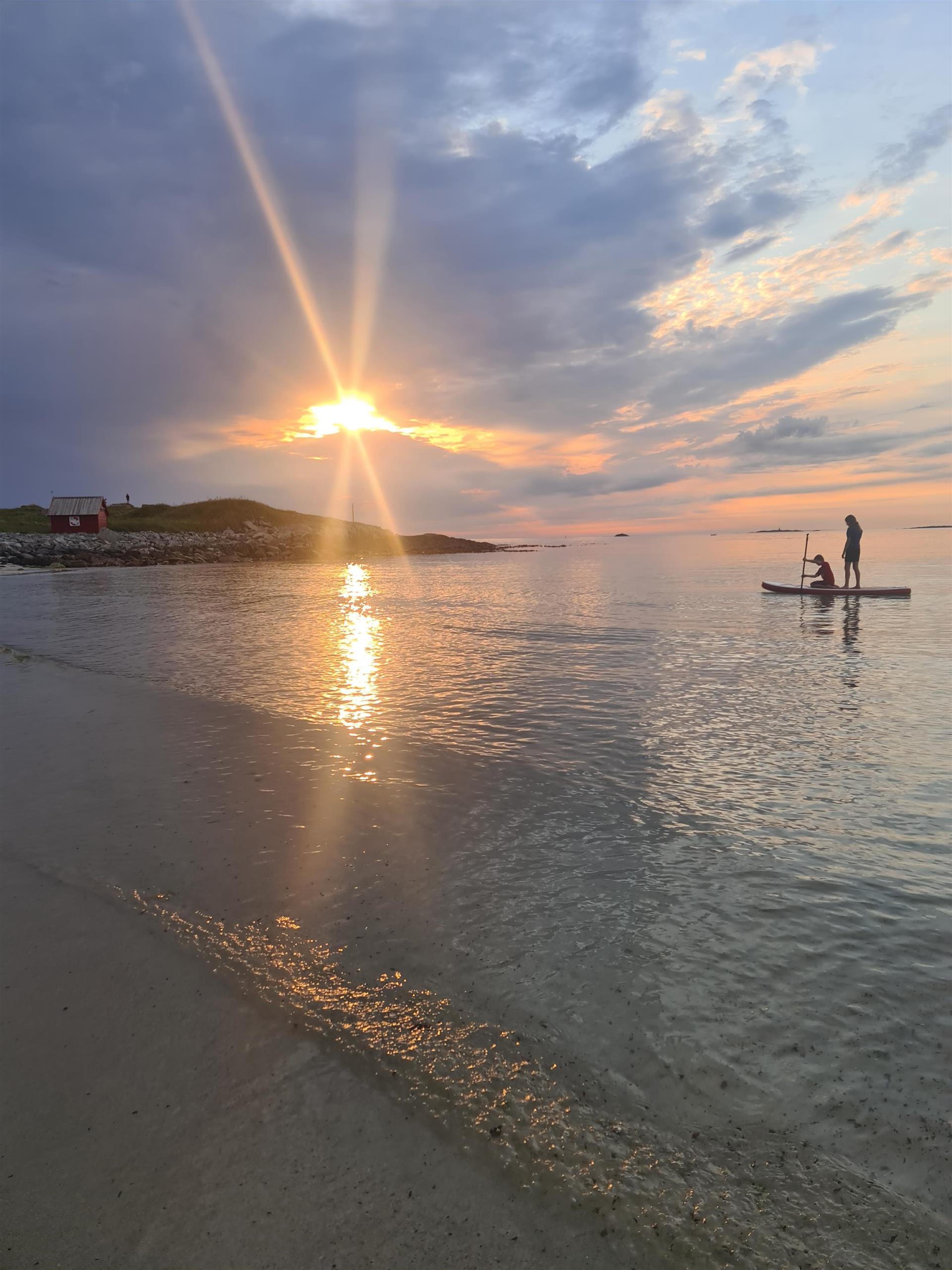 To på SUPbrett i solnedgang på Stava