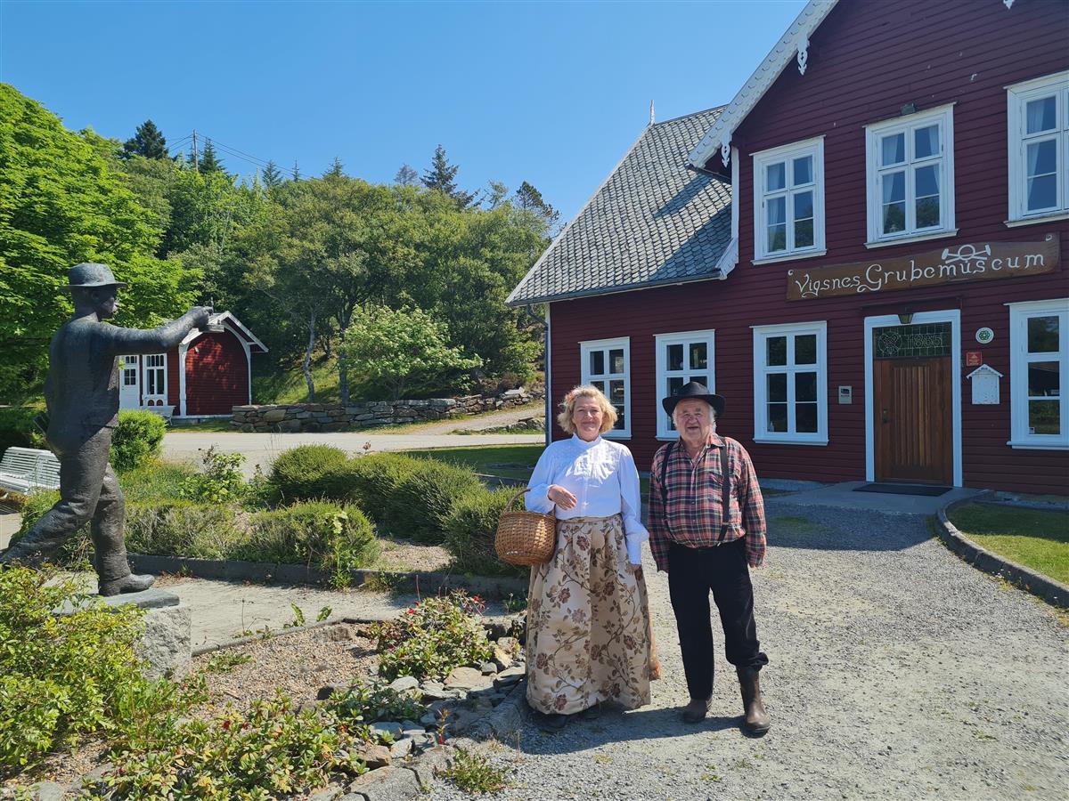 To skuespillere som rallar og funksjonærfrue utenfor den rødmalte kafeen i Visnes - Klikk for stort bilde