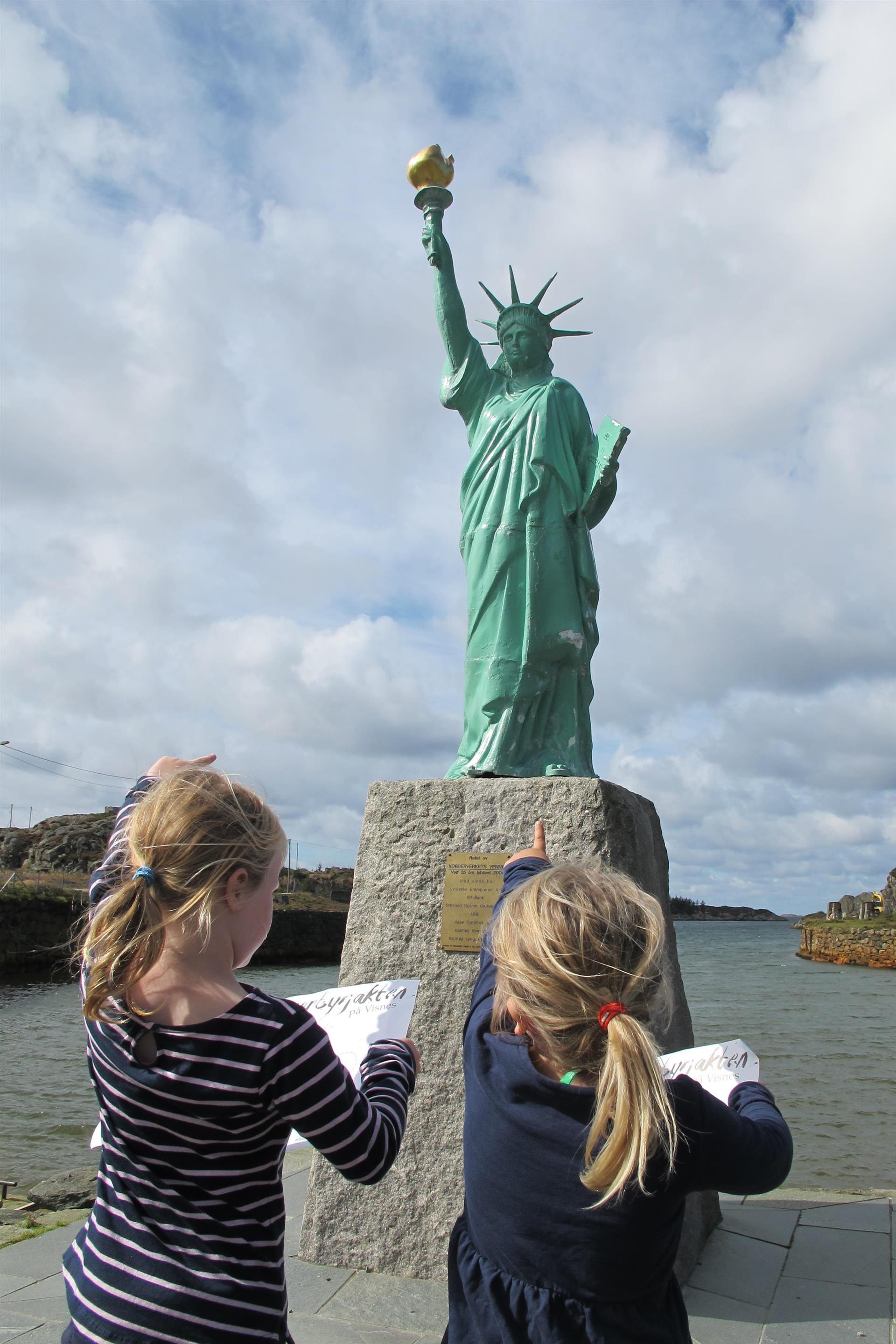 Barn på Eventyrjakt rebus ved Frihetsstatuen, Visnes